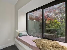 A snug area with a window seat and a pillow at Brow Peak View - Arrowtown Holiday Home in Arrowtown