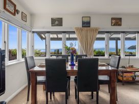 A dining room with a table and chairs at Raisin Town - Marahau Bach in Marahau