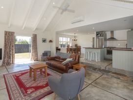 Modern Cottage Charm - Albert Town Holiday Home Only 5 Minutes From Wanaka -  - 1031731 - thumbnail photo 1