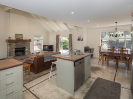 Modern Cottage Charm - Albert Town Holiday Home Only 5 Minutes From Wanaka -  - 1031731 - thumbnail photo 6
