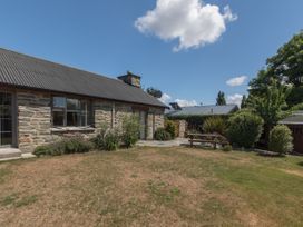 Modern Cottage Charm - Albert Town Holiday Home Only 5 Minutes From Wanaka -  - 1031731 - thumbnail photo 16