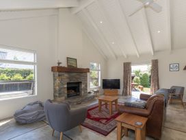 Modern Cottage Charm - Albert Town Holiday Home Only 5 Minutes From Wanaka -  - 1031731 - thumbnail photo 3
