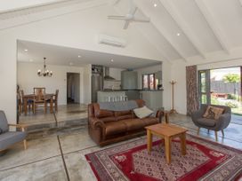 Modern Cottage Charm - Albert Town Holiday Home Only 5 Minutes From Wanaka -  - 1031731 - thumbnail photo 4