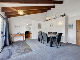 A dining room with a table and chairs at Central Spacious Family House - Paihia