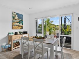 A dining room with a table and chairs at Little Pearl of Vista Verano - Mangawhai Village