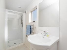 Nest by the Beach - Cooks Beach Holiday Home -  - 1031805 - thumbnail photo 22