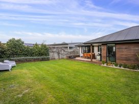 A garden with seating and a dining area at Albert Town Wanaka Oasis - Wanaka