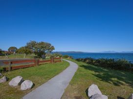 Absolute Waterfront with WiFi - Five Mile Bay Home -  - 1032003 - thumbnail photo 24