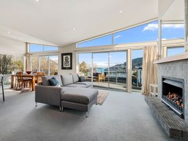 Lake Views on Yewlett - Queenstown Holiday Home -  - 1032019 - thumbnail photo 2