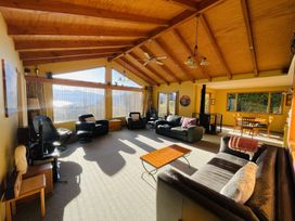 Retro Ski Lodge - Wanaka Holiday Home -  - 1032361 - thumbnail photo 2