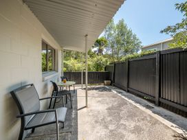 An outdoor area with chairs and a table at Camellia with WiFi - Paihia