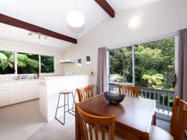 A kitchen with dining area at Rimu - Paihia Holiday Home in Paihia