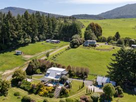 A house with gardens and trees at Pukawa Country Lodge - Pukawa Bay
