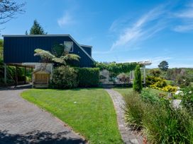 A house with a garden and pathway at Pukawa Country Lodge - Pukawa Bay
