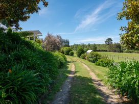 A pathway leading to a house surrounded by bushes at Pukawa Country Lodge - Pukawa Bay