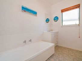 Captain's Cabin - Cooks Beach Holiday Home -  - 1032710 - thumbnail photo 16