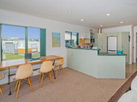 Captain's Cabin - Cooks Beach Holiday Home -  - 1032710 - thumbnail photo 10