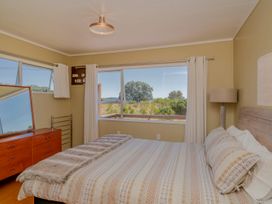 Over the Dunes - Cooks Beach Holiday Home -  - 1035042 - thumbnail photo 9