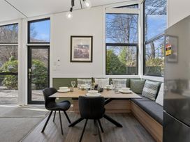 A dining area with a table and chairs at Merioneth Retreat - Arrowtown Holiday Home Abel Tasman National Park