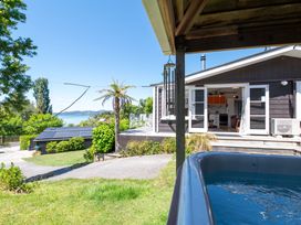 Kiwiana Bach - Lake Tarawera Holiday Home -  - 1046633 - thumbnail photo 3