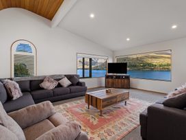 Huge Lakefront Delight - Queenstown Holiday Home -  - 1049845 - thumbnail photo 2