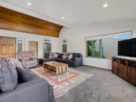 Huge Lakefront Delight - Queenstown Holiday Home -  - 1049845 - thumbnail photo 3