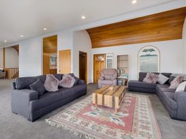 Huge Lakefront Delight - Queenstown Holiday Home -  - 1049845 - thumbnail photo 4