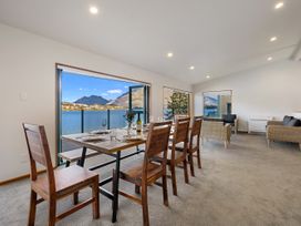 Huge Lakefront Delight - Queenstown Holiday Home -  - 1049845 - thumbnail photo 5