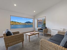 Huge Lakefront Delight - Queenstown Holiday Home -  - 1049845 - thumbnail photo 8