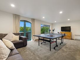 Huge Lakefront Delight - Queenstown Holiday Home -  - 1049845 - thumbnail photo 10