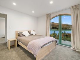 Huge Lakefront Delight - Queenstown Holiday Home -  - 1049845 - thumbnail photo 13
