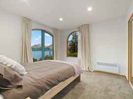 Huge Lakefront Delight - Queenstown Holiday Home -  - 1049845 - thumbnail photo 14