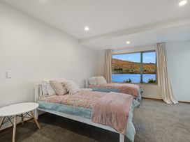 Huge Lakefront Delight - Queenstown Holiday Home -  - 1049845 - thumbnail photo 15