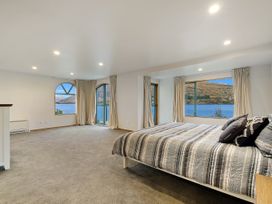 Huge Lakefront Delight - Queenstown Holiday Home -  - 1049845 - thumbnail photo 18