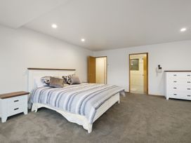 Huge Lakefront Delight - Queenstown Holiday Home -  - 1049845 - thumbnail photo 19
