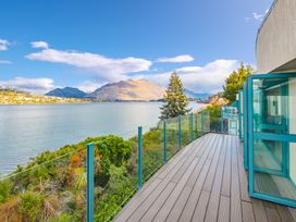 Huge Lakefront Delight - Queenstown Holiday Home -  - 1049845 - thumbnail photo 23