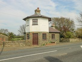 1 bedroom Cottage for rent in Llangefni