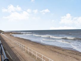 Beachside Apartment - North Yorkshire (incl. Whitby) - 1055840 - thumbnail photo 23