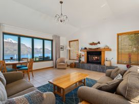 Deja Vu - Queenstown Holiday Home -  - 1056318 - thumbnail photo 4