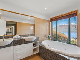 Deja Vu - Queenstown Holiday Home -  - 1056318 - thumbnail photo 12