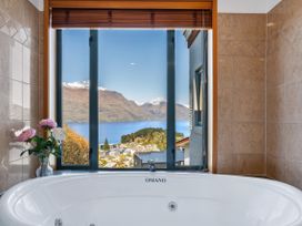 Deja Vu - Queenstown Holiday Home -  - 1056318 - thumbnail photo 13