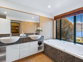 Deja Vu - Queenstown Holiday Home -  - 1056318 - thumbnail photo 22