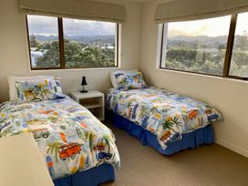 Beachfront Heights - Pauanui Holiday Apartment -  - 1057923 - thumbnail photo 18