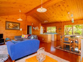 The Captain's Lookout - Onemana Holiday Home -  - 1058547 - thumbnail photo 9