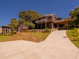The Captain's Lookout - Onemana Holiday Home -  - 1058547 - thumbnail photo 24