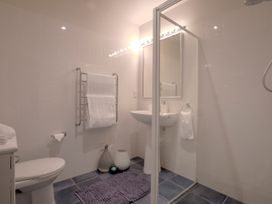 Central Water Views - Queentown Holiday Townhouse -  - 1062610 - thumbnail photo 14