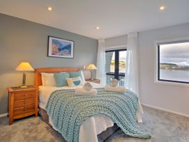 Central Water Views - Queentown Holiday Townhouse -  - 1062610 - thumbnail photo 8