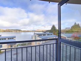 Central Water Views - Queentown Holiday Townhouse -  - 1062610 - thumbnail photo 9