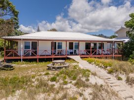 Poppy's Beach House - Beachfront Whangapoua Home -  - 1067295 - thumbnail photo 6