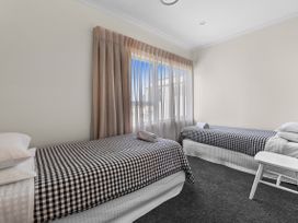 Home Sweet Home - Mt Maunganui Holiday Home -  - 1070273 - thumbnail photo 4
